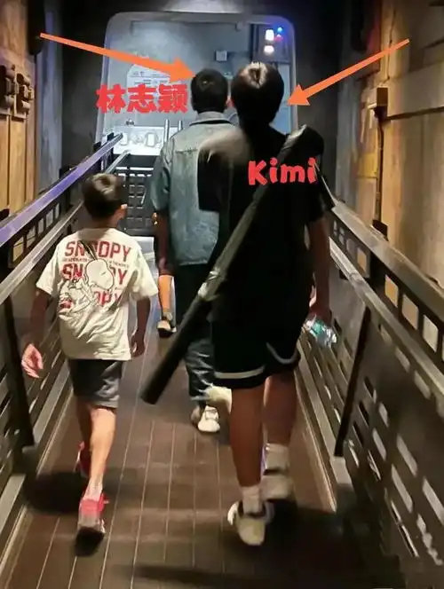 林志颖一家五口出国游被偶遇,真人又胖又显老,kimi身高超爸爸