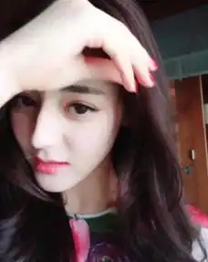 迪丽热巴生日,热巴直播关掉了美颜,开心的和爱丽丝聊天