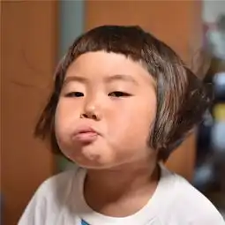 有个奇葩麻麻,就喜欢拍女儿丑照