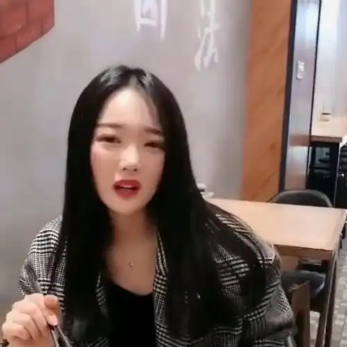 帅哥把自己碗里的肉,夹给媳妇的闺蜜,原来是这种套路
