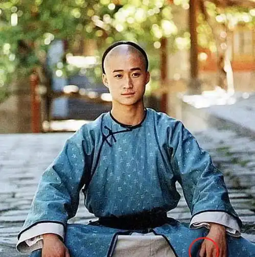吴京拍戏第7次重伤,坐轮椅现身机场,前6次更惨