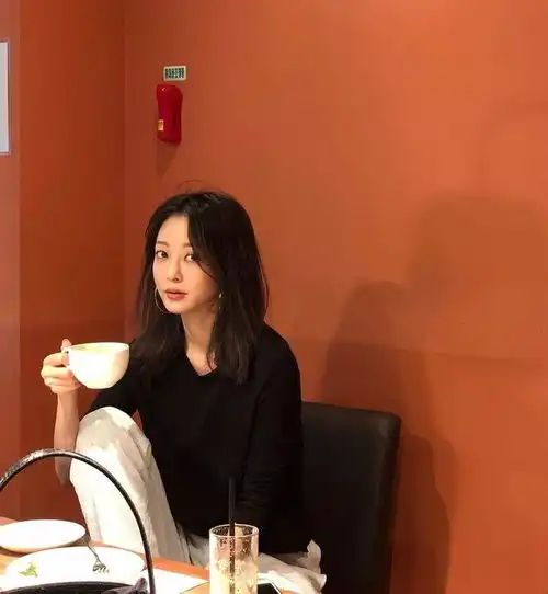 韩艺瑟出道整成金喜善,一度沉寂四年,如今40岁像18岁