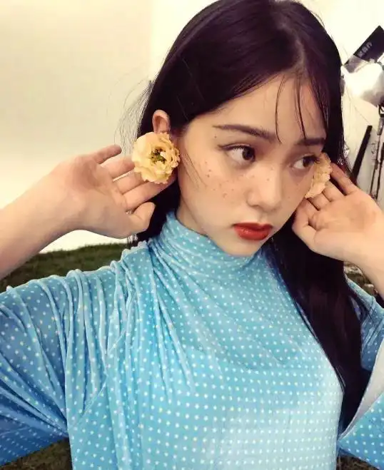 19岁欧阳娜娜碰上30岁baby,都是雀斑妆,不是年轻就能赢