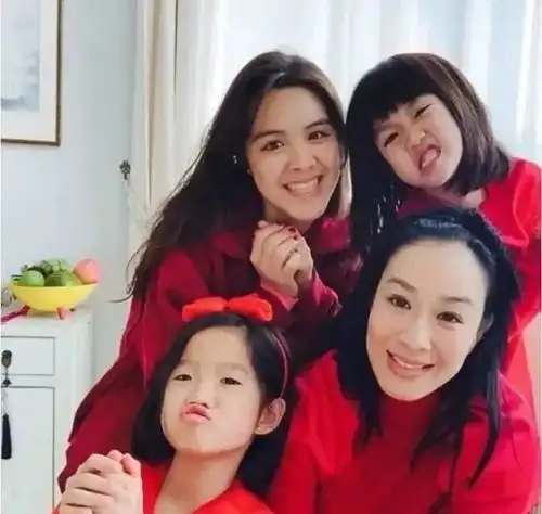 大跌眼镜钟丽缇二女儿逆袭成功,五官长开似超模,12岁身高赶超爸妈