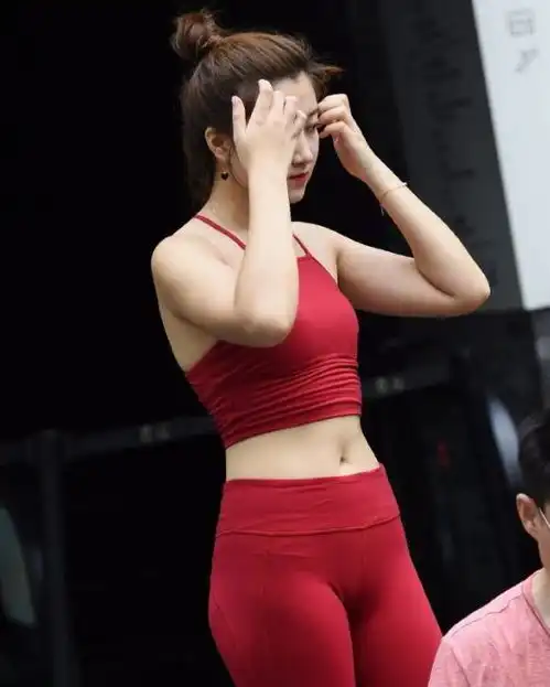 街拍瑜伽女神你最美,红色上衣紧身裤,轻松穿出好身姿