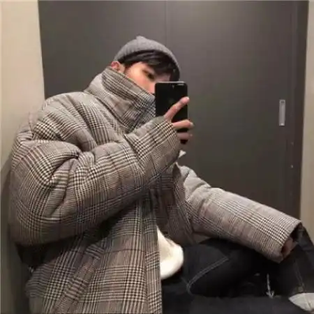 男生拿手机自拍头像爱自拍的男人