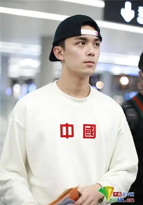 吴磊穿中国卫衣清爽阳光获粉丝送信人气爆棚