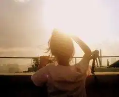 抬头看天空的图片