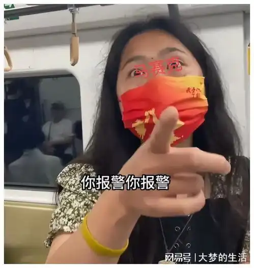 太恶心了上海一女子地铁车厢内吐痰乘客制止遭反呛你报警啊