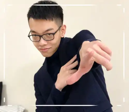 虎牙主播晒大学毕业照,看到他和众多女同学的合照后,网友酸了
