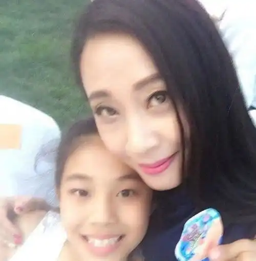 名字取得很拗口,5次登上春晚也没红,如今11岁女儿长成这样