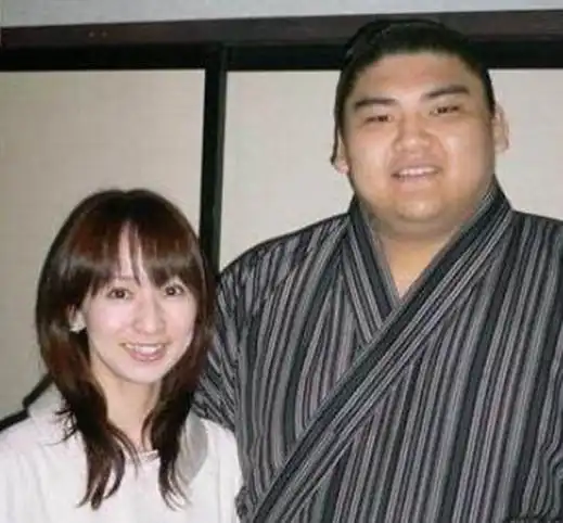但在日本,相扑运动员却总能抱得美人归,这背后隐藏何种玄机呢