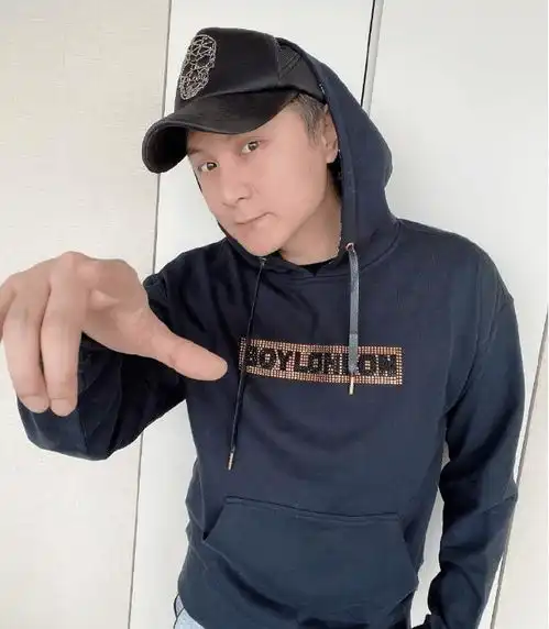 42岁朱桢二胎再得子宝宝出生正脸照曝光,与二婚妻子四年抱俩