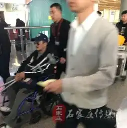 吴京坐轮椅现身工作人员回应拍戏受伤