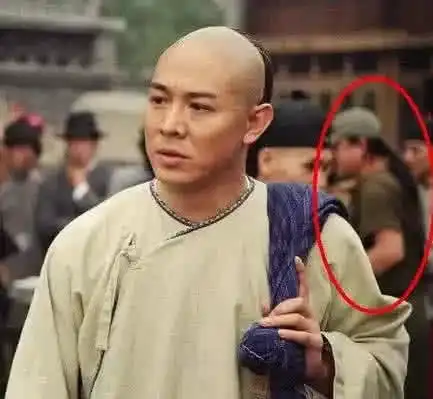 笑到扶墙的穿帮镜头,小孩子都一眼看出,网友导演是睡着了吧