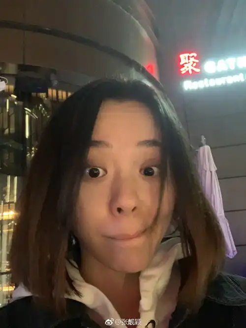 张靓颖素颜晒自拍,网友吓到这黑眼圈是几天没睡