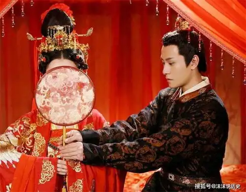 古今闹洞房的区别,如今的闹可能多了一丝粗鲁,你怎么看
