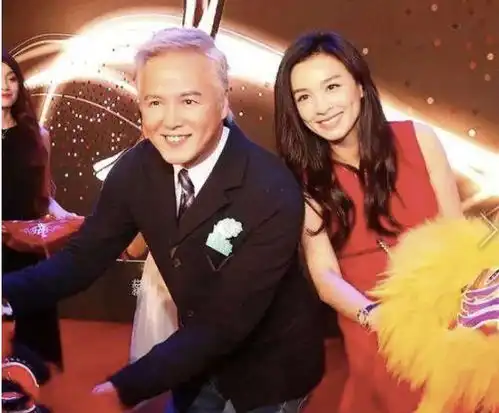 张庭公司再次营业,林瑞阳现身卖面膜,满脸笑容宛如名媛贵妇