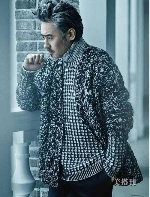 吴秀波现身走机场vip避见媒体,面带口罩胡子花白显寂寥