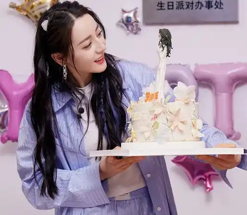 迪丽热巴过生日拍蓝调氛围感大片,放大图片三倍,这双眼皮看愣我