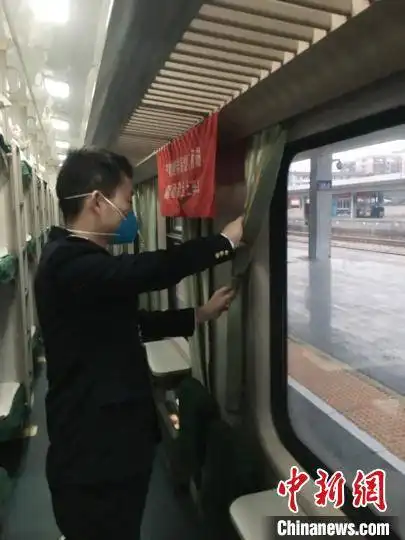 放下道尺支援春运这群年轻人跨越千里服务旅客