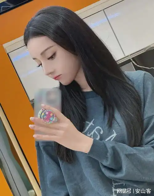 热巴对镜秀七套穿搭,网友这镜子能穿越