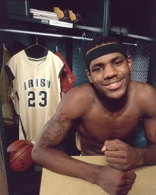 nba巨星高中都是什么样浓眉骨瘦如柴,詹姆斯和库里肌肉相当