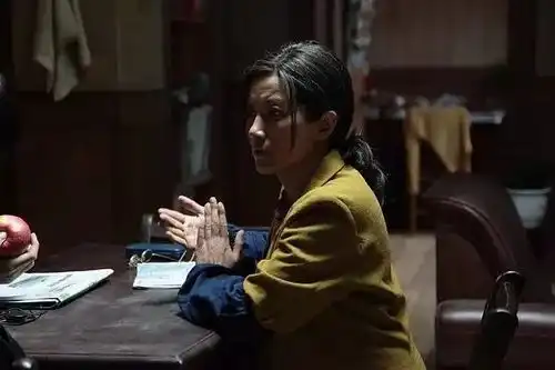 对手实力派撑起来的戏,尤其是这位49岁配角,狂拿8个影后