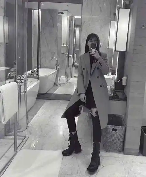 沈梦辰穿粉睡衣现身自家厨房,做饭同时不忘秀吴亦凡同款美甲