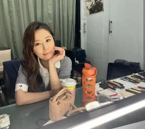 林心如近照流出,45岁仍然像少女,穿衣风格很年轻