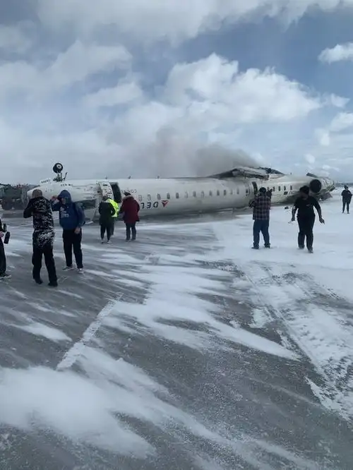 美国客机再次出事故奋进航空一飞机降落时机翼撞上跑道