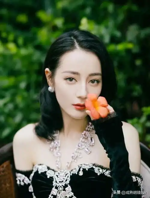 优雅甜美,时尚婉约,青春靓丽的迪丽热巴,美丽动人的写真照