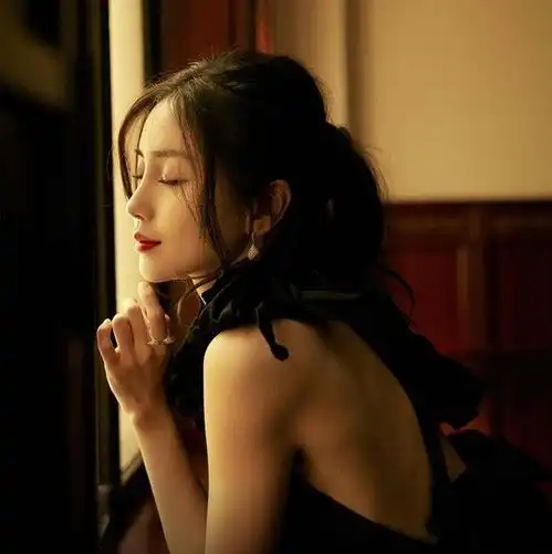 angelababy出席时尚活动复古长裙造型登热搜榜惊艳网友