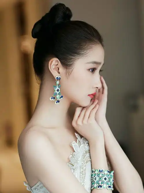 关晓彤现身戛纳,薄荷绿抹胸礼服配丸子头,清新脱俗少女感爆棚