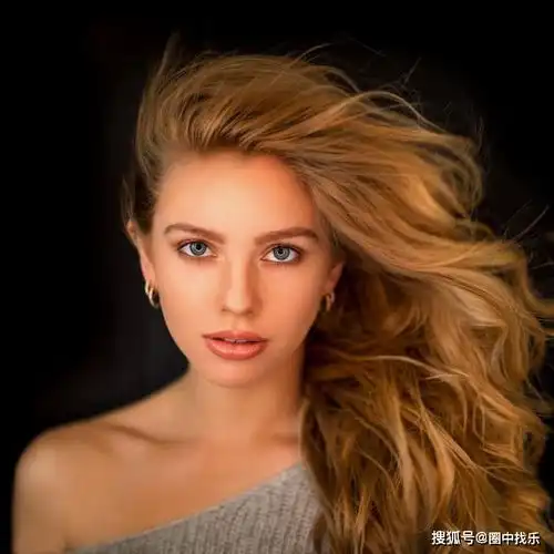 金发碧眼的健身美女,天使容颜搭配魔鬼身材,性感马甲线令人着迷