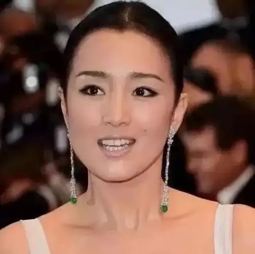 谋女郎气质有多绝巩俐戴翡翠霸气侧漏,高贵得不敢直视