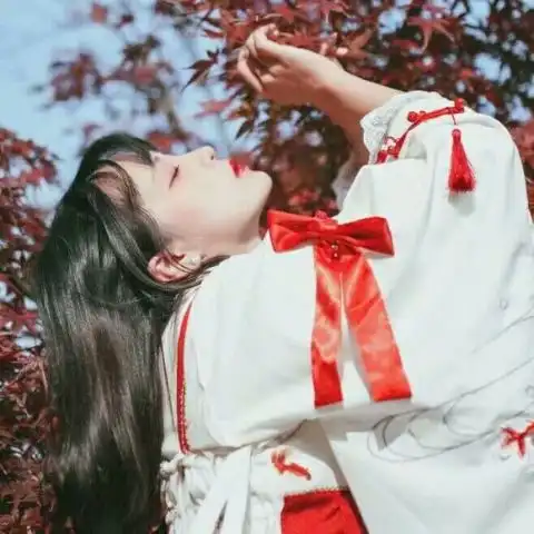三人闺蜜头火了我们不是恋人,但是我们却做的都是恋人的事
