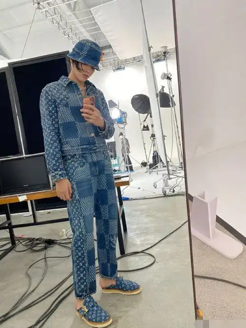 又要soldout吴亦凡穿过就变爆款牛仔裤挂鸭子荧光眼镜超烧脑