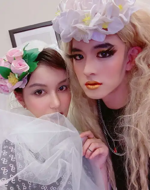 薛之谦前女友李雨桐晒与男友甜蜜对话,两人穿情侣睡衣撒狗粮