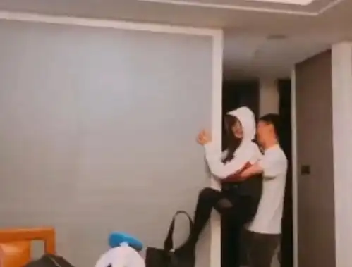 张天爱被哥哥抱着扮蜘蛛侠,谁看到他手抱地方这位置男友专属