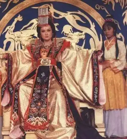 为爱自杀,无家无子,如今71岁的她仍皮肤水嫩,穿蕾丝低胸,跳热舞,硬是活成18岁少女