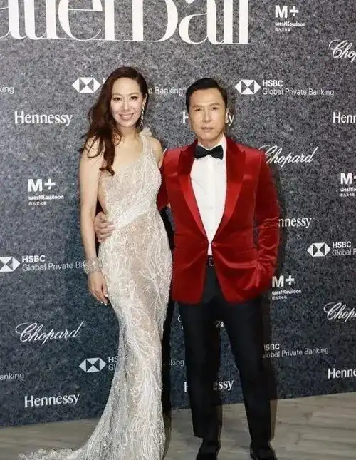 59岁甄子丹晒全家福,他皮肤黝黑似大叔,小18岁娇妻似少女
