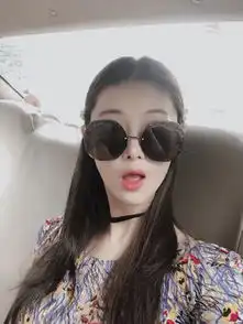 张馨予出租车沉迷自拍墨镜反光暴露产后状态