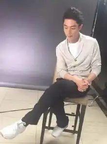 林心如晒自拍,墨镜里竟反射出霍建华恋情聊天记录名车墨镜原来能爆出明星这么多隐私呐