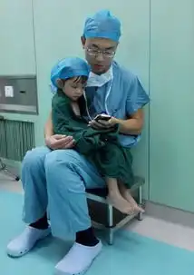 港媒关注浙江暖男医生手术室播动画片哄小女孩