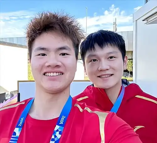 小胖别看,是恶评樊振东被调侃是胖东来,梁伟铿没有腹肌遭吐槽
