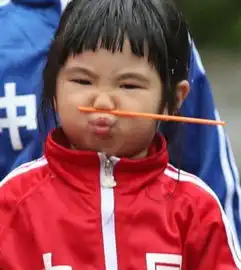 曹格久违分享女儿萌照,姐姐埋头认真写作业,身后的妈妈太抢镜