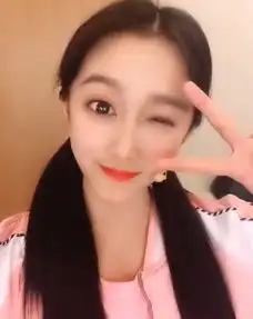 关晓彤晒奇怪滤镜下的自拍,大眼睛尖下巴,对镜头眨眼比v超俏皮
