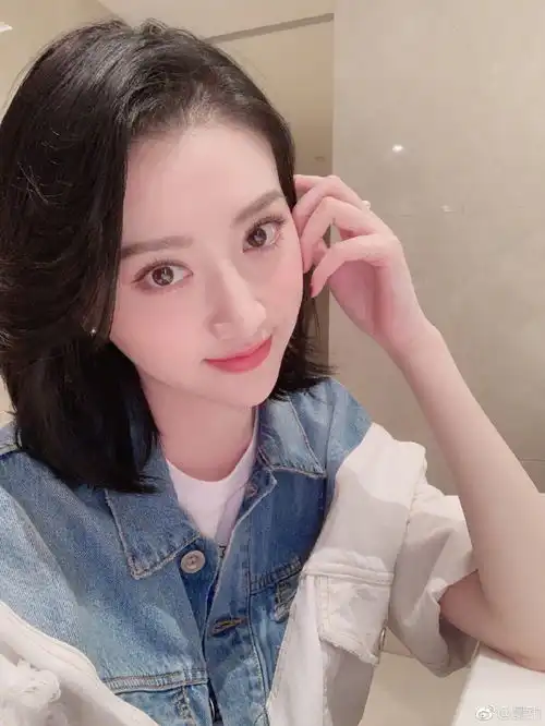 组图景甜晒自拍面若桃花气色好对镜比耶大眼灵动有神
