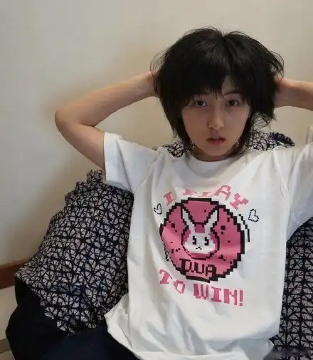 张子枫少年感和少女感满满,将女孩子的柔弱与男孩的英气集于一身